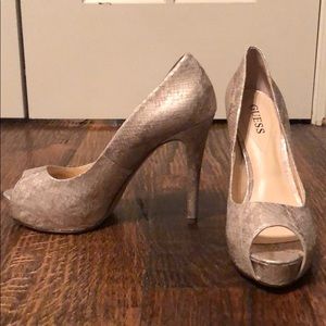 Guess WGPATCHES11 champagne faux snake Sz 8